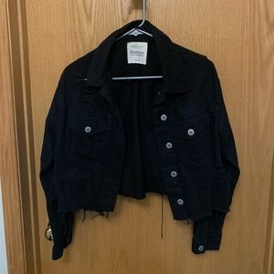 Black distressed cropped denim jacket!